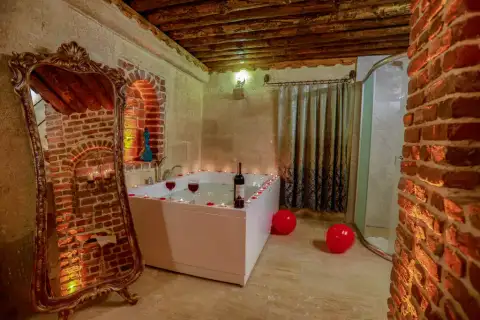 Jakuzili Mağara Oda (OR09-106)