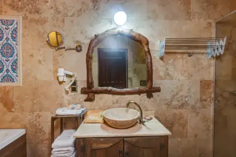 Jakuzili Mağara Oda (UR06-107)